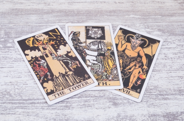 萊德塔羅牌高塔、死神與惡魔三張並列，象徵挑戰、變革與內在束縛的占卜意象