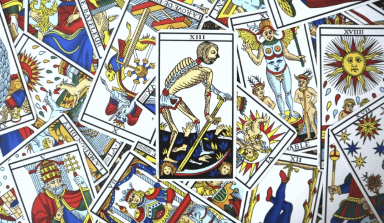 馬賽塔羅牌散落桌面，中央為死神牌，象徵結束與新生的精神轉化主題