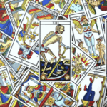 馬賽塔羅牌散落桌面，中央為死神牌，象徵結束與新生的精神轉化主題