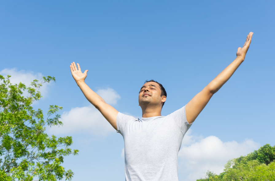 男子戶外深呼吸或伸展運動/藍天下舉起雙手享受大自然/自由放鬆與健康生活/舒緩壓力與元氣補充