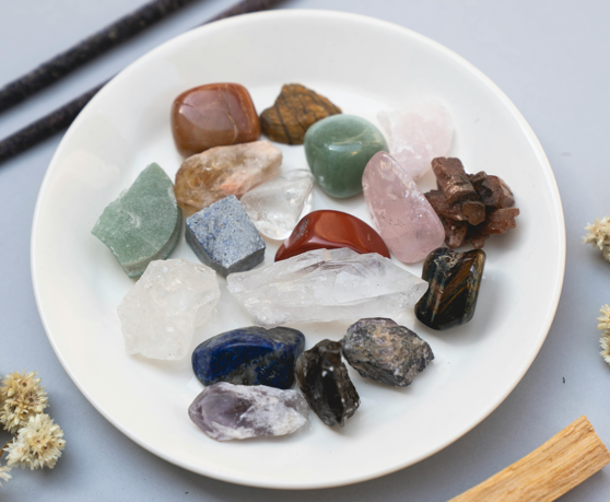 白色盤子上的多種療癒水晶和礦石/天然水晶原石/靜心冥想用品香/芳香療法與心靈能量平衡