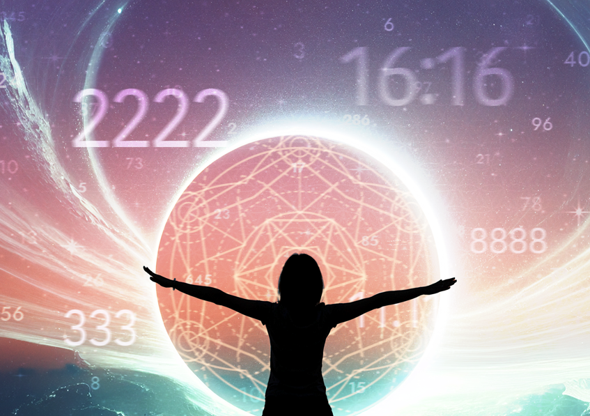 女子張開雙臂剪影與宇宙數字學概念圖/天使數字與神聖幾何/星空背景下的靈性覺醒/命理學與宇宙能量連結