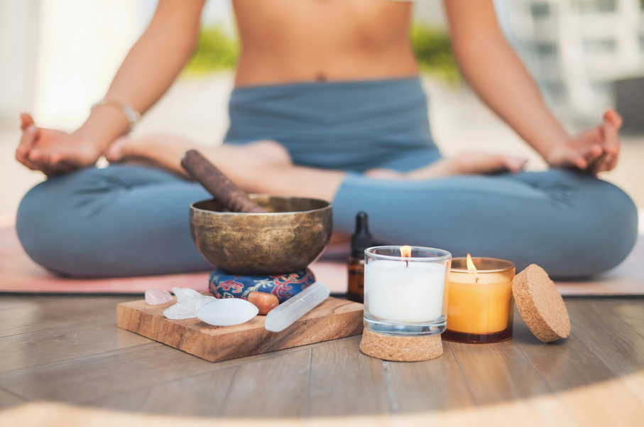 聲音與水晶療癒結合_銅製頌缽與木製磨棒_用於瑜伽或冥想放鬆