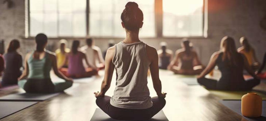 燭光環繞下的冥想姿態特寫，雙手自然放鬆，呈現專注於呼吸與當下的內在沉澱