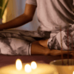 一群學員在寬敞教室中盤坐冥想，隨著自然光靜靜同步呼吸，營造集體靜心的平穩氛圍