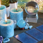 在木質桌面上，幾張塔羅牌呈扇形展開，牌面上顯示著「權杖四」與「力量」等經典圖樣；背景擺放著數顆粉晶、紫水晶等天然原石，以及一個裝有彩色小礦石的月亮形托盤，營造出神祕學與身心靈療癒的視覺氛圍