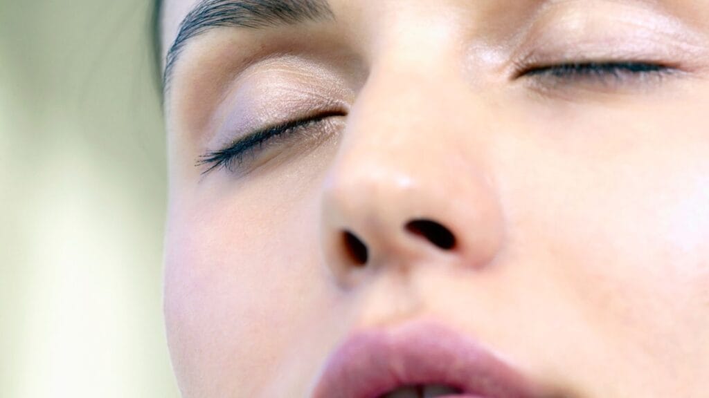 極近距離特寫女子閉目放鬆的神情，膚質細膩，展現全然投入內在寧靜的狀態。