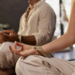 冥想坐姿中的手印（Mudra）特寫，展現身心合一與能量流動的細節