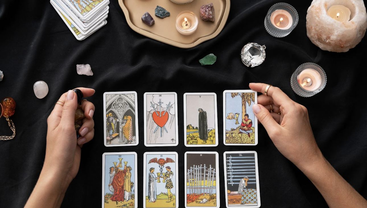 塔羅牌陣俯視圖，搭配蠟燭與能量水晶，營造專業占卜與神祕學氛圍