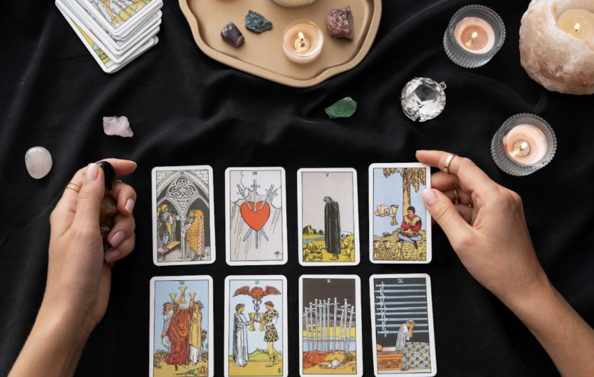 塔羅牌陣俯視圖，搭配蠟燭與能量水晶，營造專業占卜與神祕學氛圍