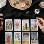 一雙手正在黑色桌面上進行塔羅牌占卜，桌上擺放著多張塔羅牌、水晶原礦、透明球體及數盞點燃的蠟燭