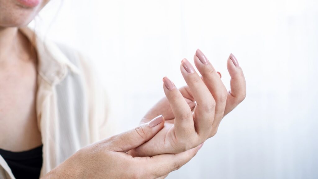  特寫女性雙手進行自我按摩或穴位按壓，展示手部肌膚保養與放鬆疲勞的日常居家護理