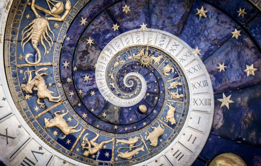 復古風格的螺旋星盤設計，包含黃道十二宮符號與精緻的星座浮雕，展現宇宙占星術的神秘感