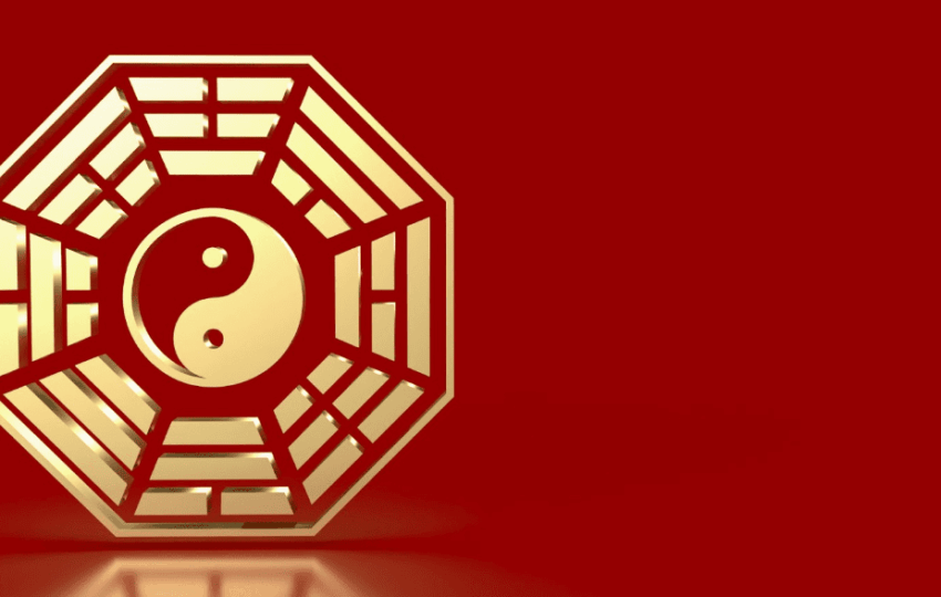 紅色背景上的金色立體八卦圖案，中心帶有陰陽魚符號，呈現出高質感的金屬光澤與反射效果