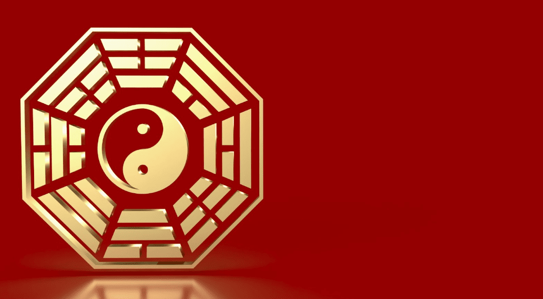 紅色背景上的金色立體八卦圖案，中心帶有陰陽魚符號，呈現出高質感的金屬光澤與反射效果