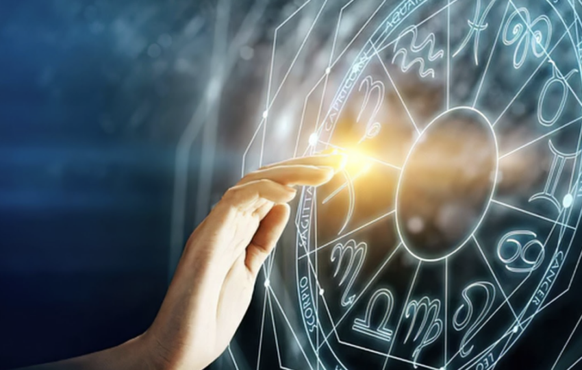 虛擬科技風格的星盤介面，一隻手正觸碰著散發金光的星座方位，背景呈現深藍色且帶有光點的神祕氛圍