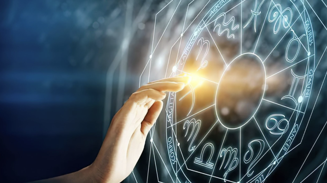 虛擬科技風格的星盤介面，一隻手正觸碰著散發金光的星座方位，背景呈現深藍色且帶有光點的神祕氛圍